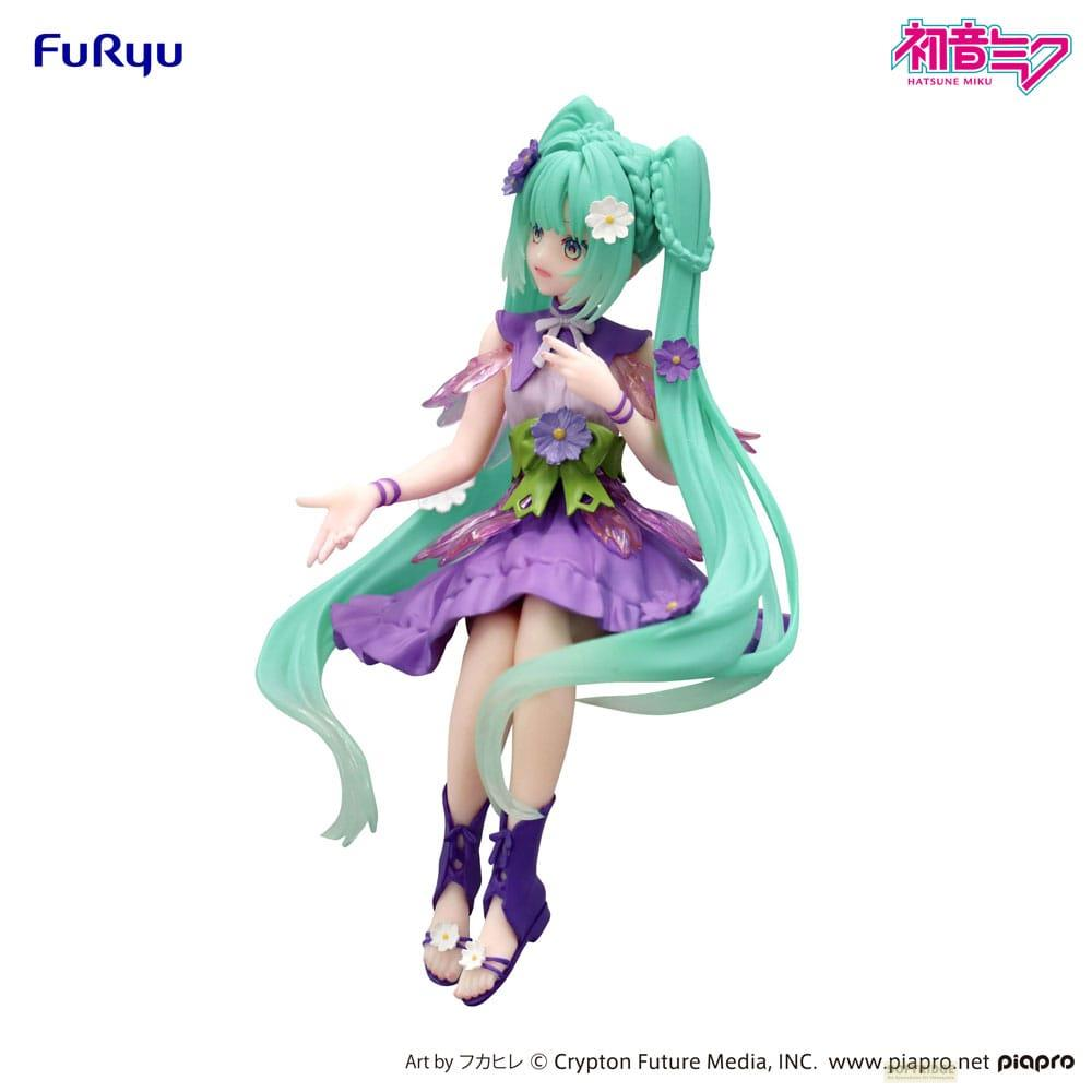 Une figurine de Hatsune Miku en robe violette avec des accents verts et des décorations florales.
