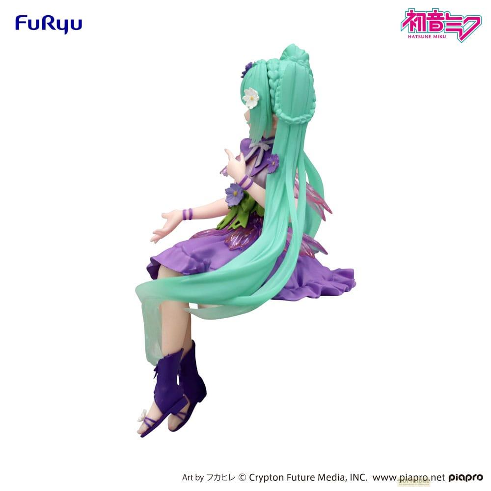 Une figurine de Hatsune Miku en robe violette aux cheveux verts.