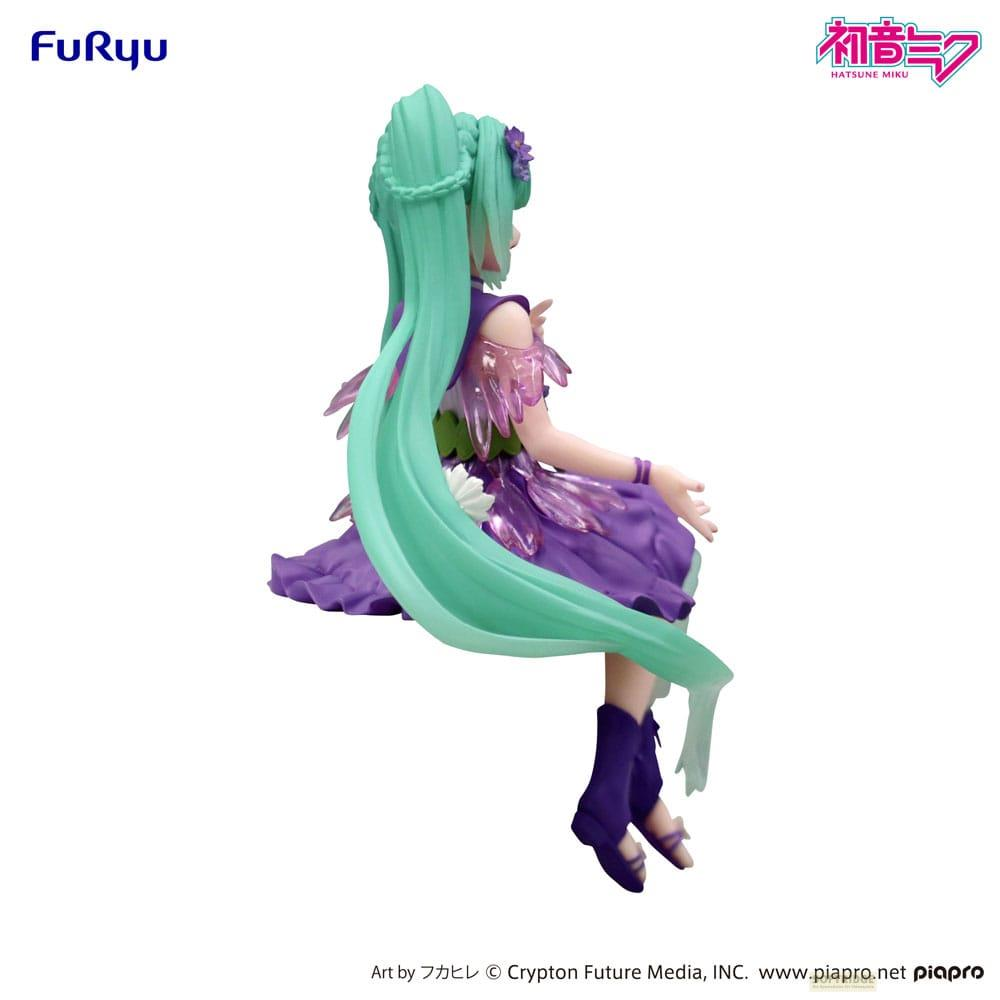 Figurine de Miku Hatsune en robe violette et cheveux turquoise, assise.
