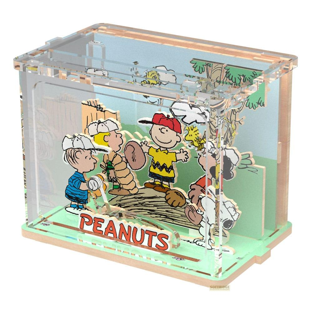 Diorama Peanuts avec Charlie Brown, Snoopy et amis dans une forêt.