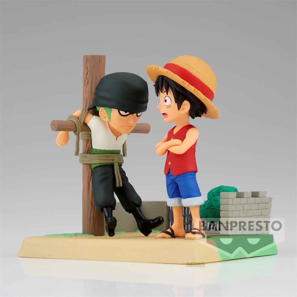 Dos figuras de anime en una base. Zoro está atado a un poste, con Luffy cerca.