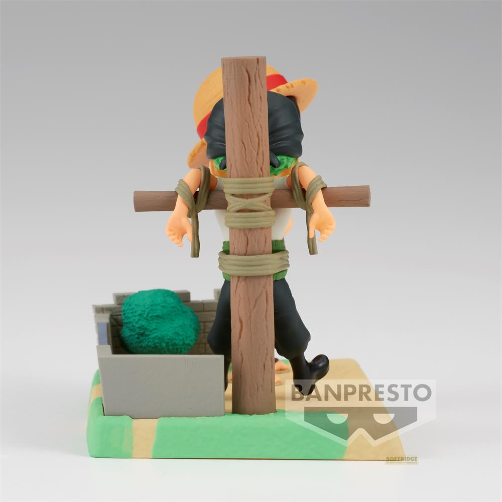 Una figura con sombrero de paja y pelo verde está atada a una cruz de madera. Muro y arbusto al fondo.