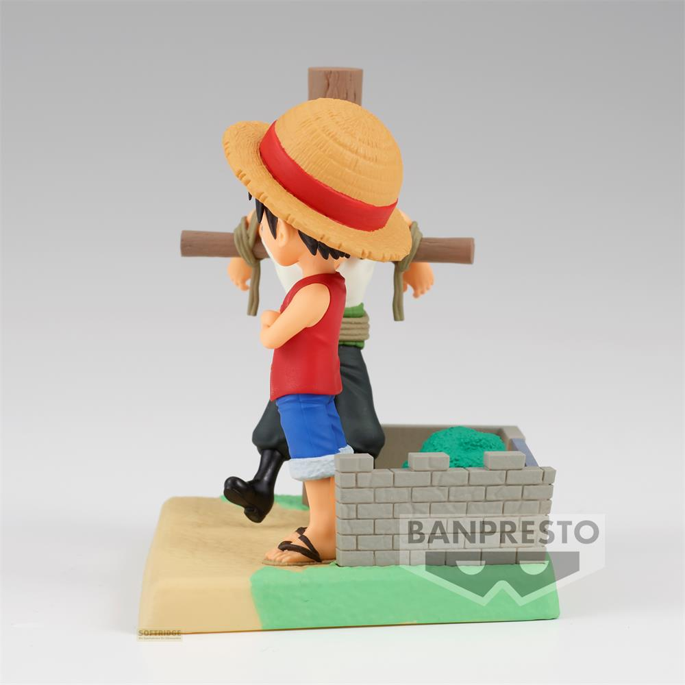 Figuras de Monkey D. Luffy y Ace, Ace atado a una cruz, Luffy está delante.