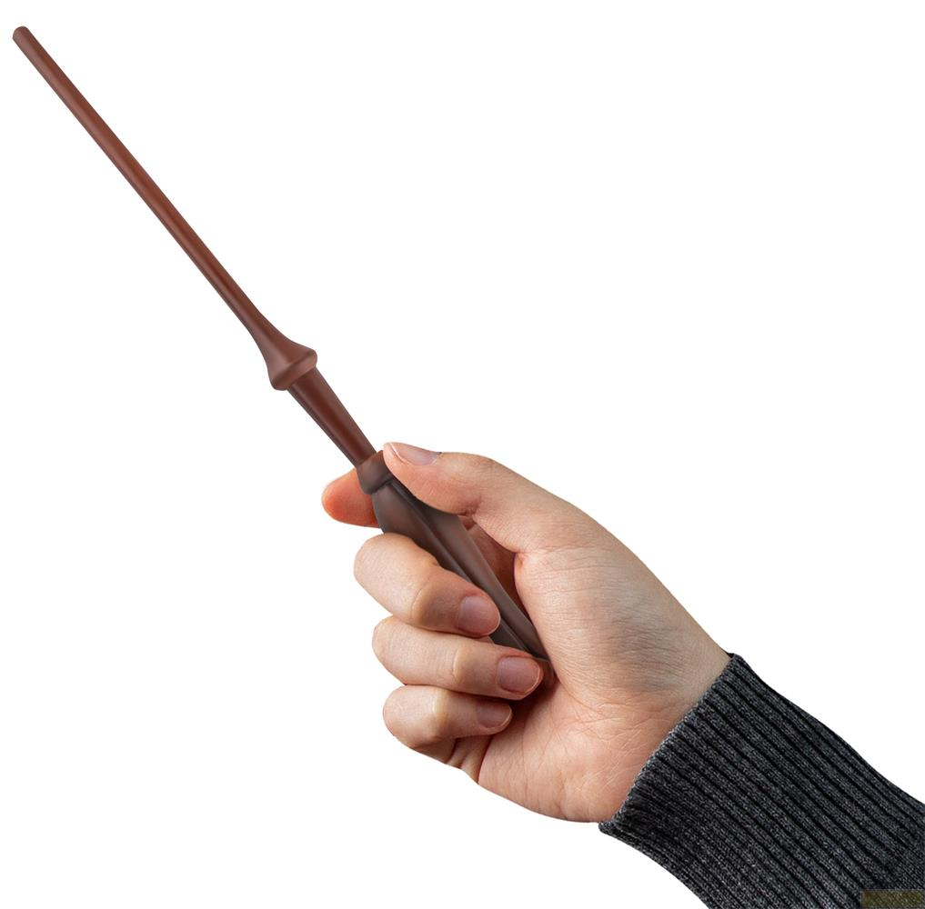 Eine Hand hält einen braunen Zauberstab mit einem weißen Hintergrund.