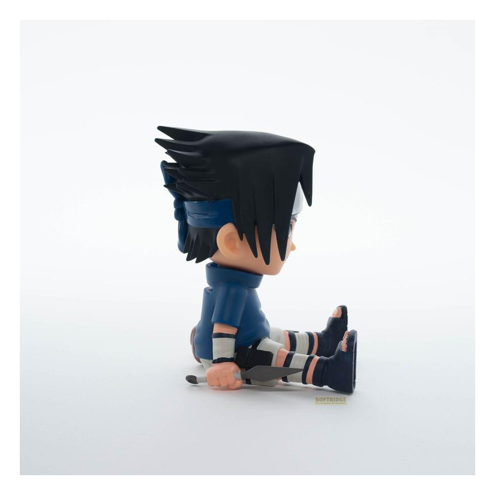 Una figura chibi de Sasuke sentado, con camisa azul, sosteniendo un cuchillo.