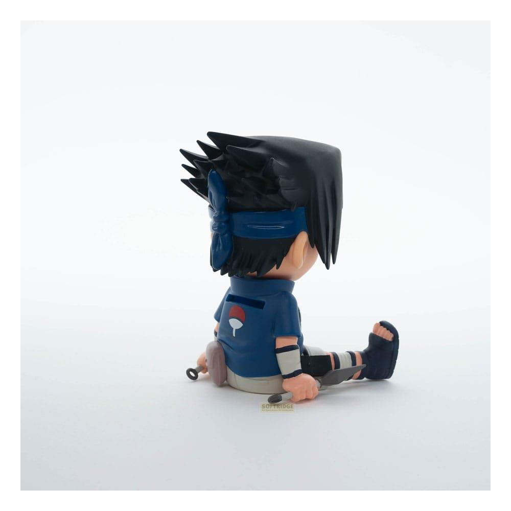 Una pequeña figura de Sasuke se sienta con las piernas cruzadas sobre fondo blanco.