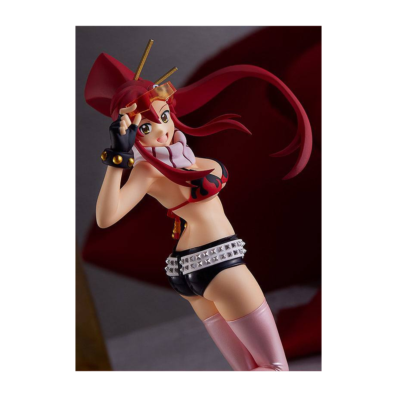 Figura de anime con pelo rojo, bikini, shorts tachonados y botas.