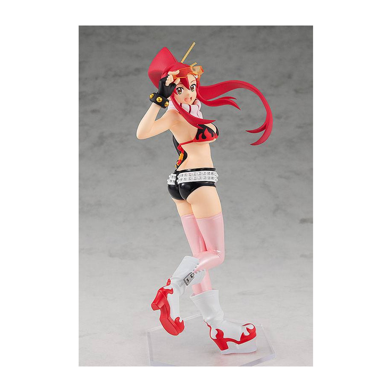 Figura de anime con pelo rojo, bikini y botas blancas adoptando una pose.