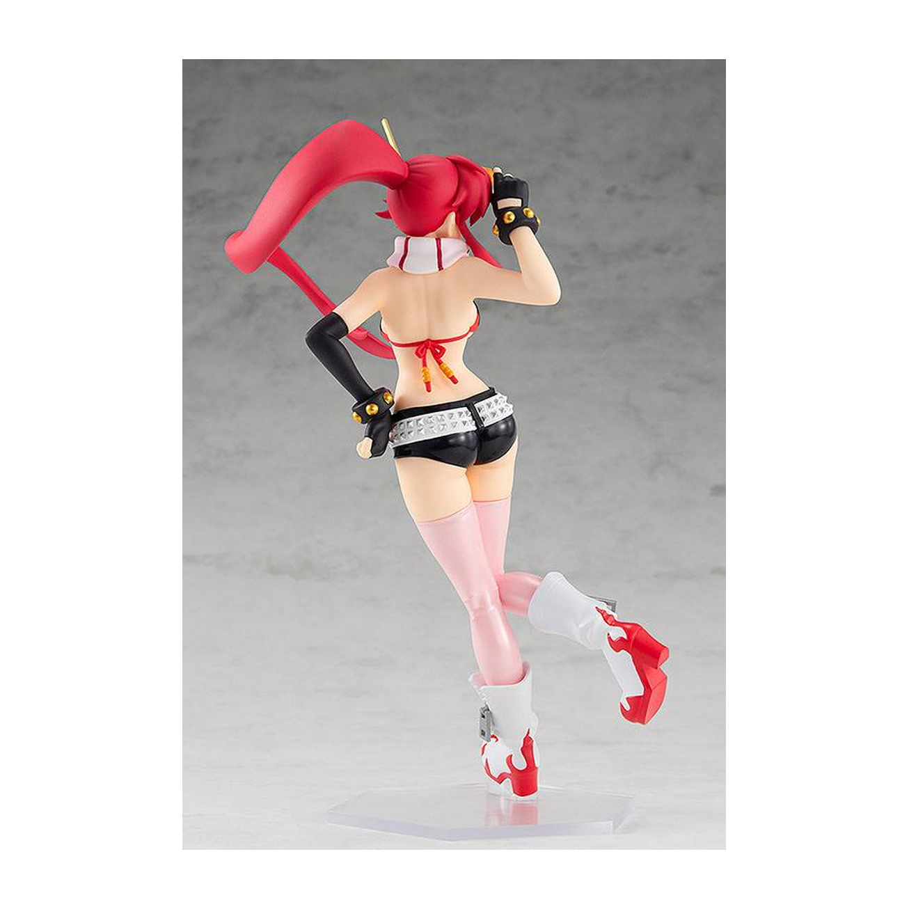 Figura con pelo rojo, bikini rojo, shorts negros y botas blancas con llamas rojas.