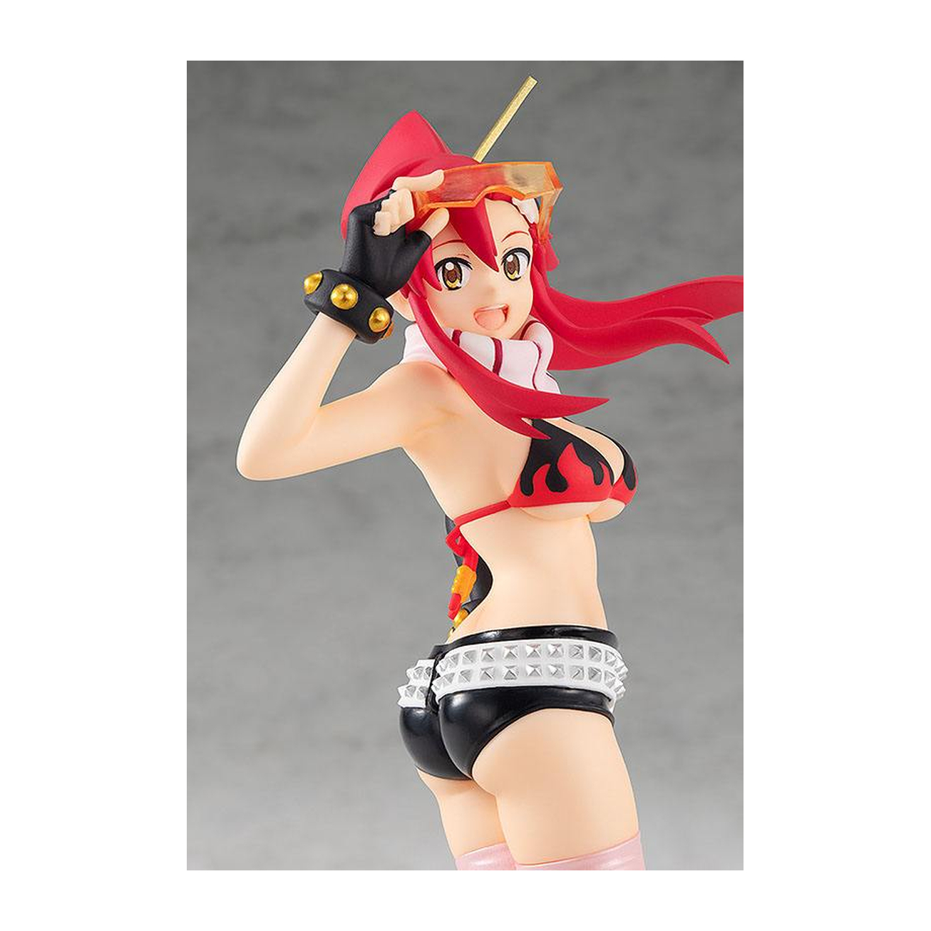 Figurilla de anime con pelo rojo, bikini y shorts tachonados.