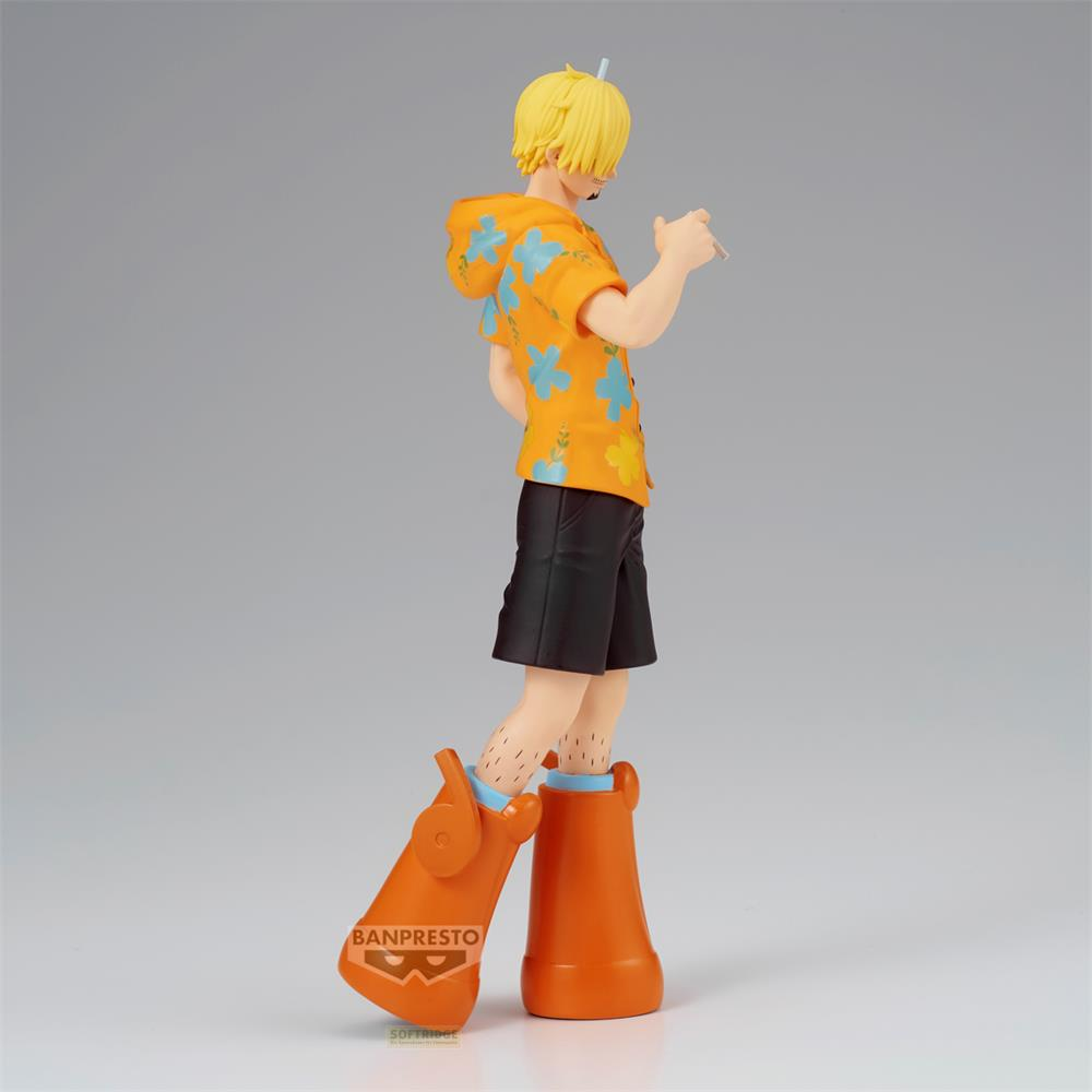 Una figura rubia con camisa naranja y pantalones cortos negros.