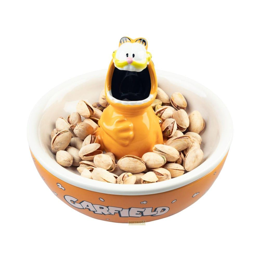 Un cuenco naranja lleno de pistachos, con una figura de Garfield en el centro.