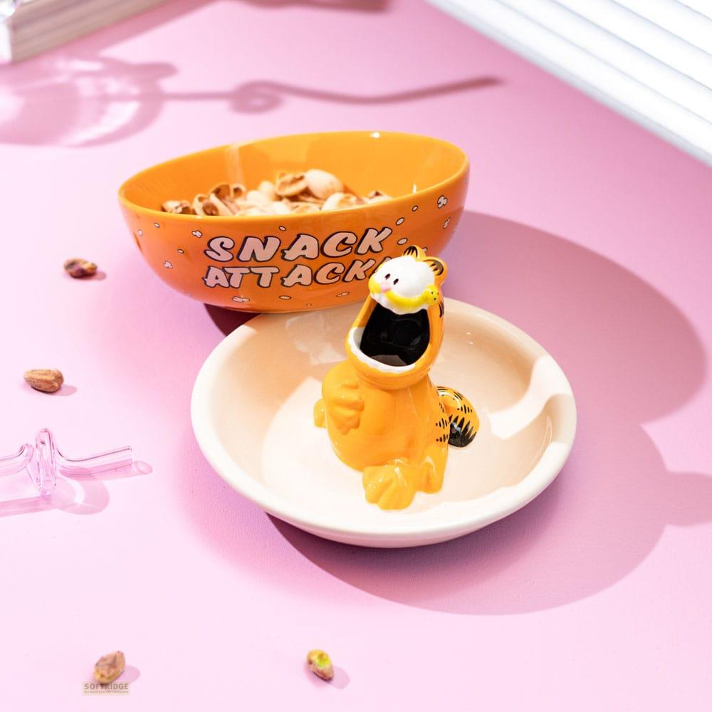 Un cuenco naranja con la etiqueta "Snack Attack" y una figura de Garfield.