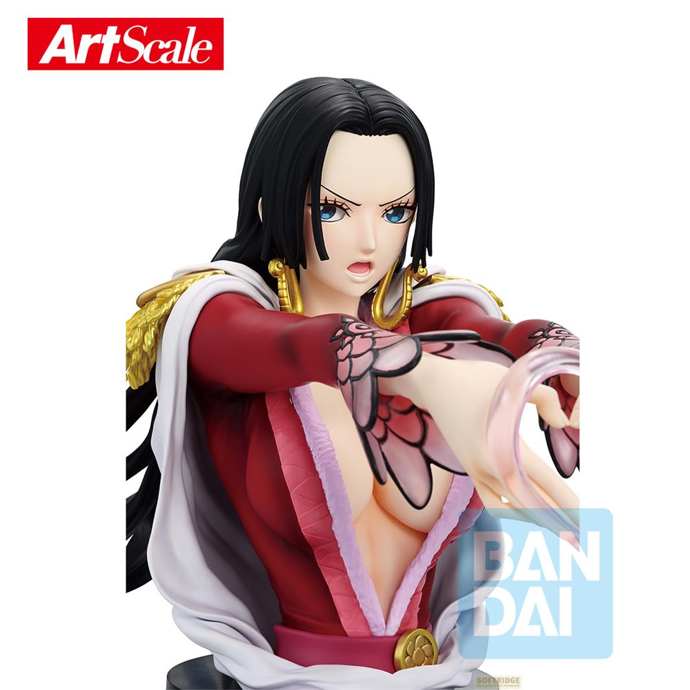 Figura de Boa Hancock con vestido rojo, capa blanca y detalles dorados.