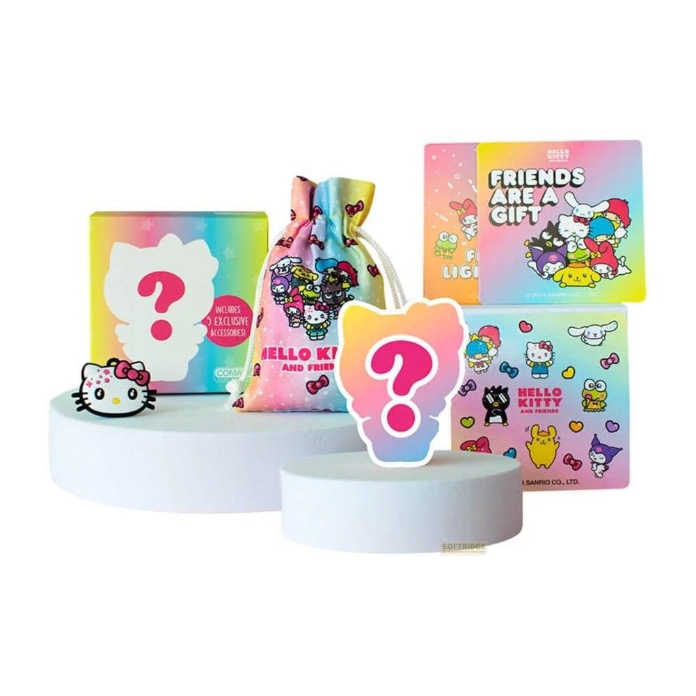 Hello Kitty und Freunde Produkte mit Fragezeichen, bunter Tasche und Boxen.