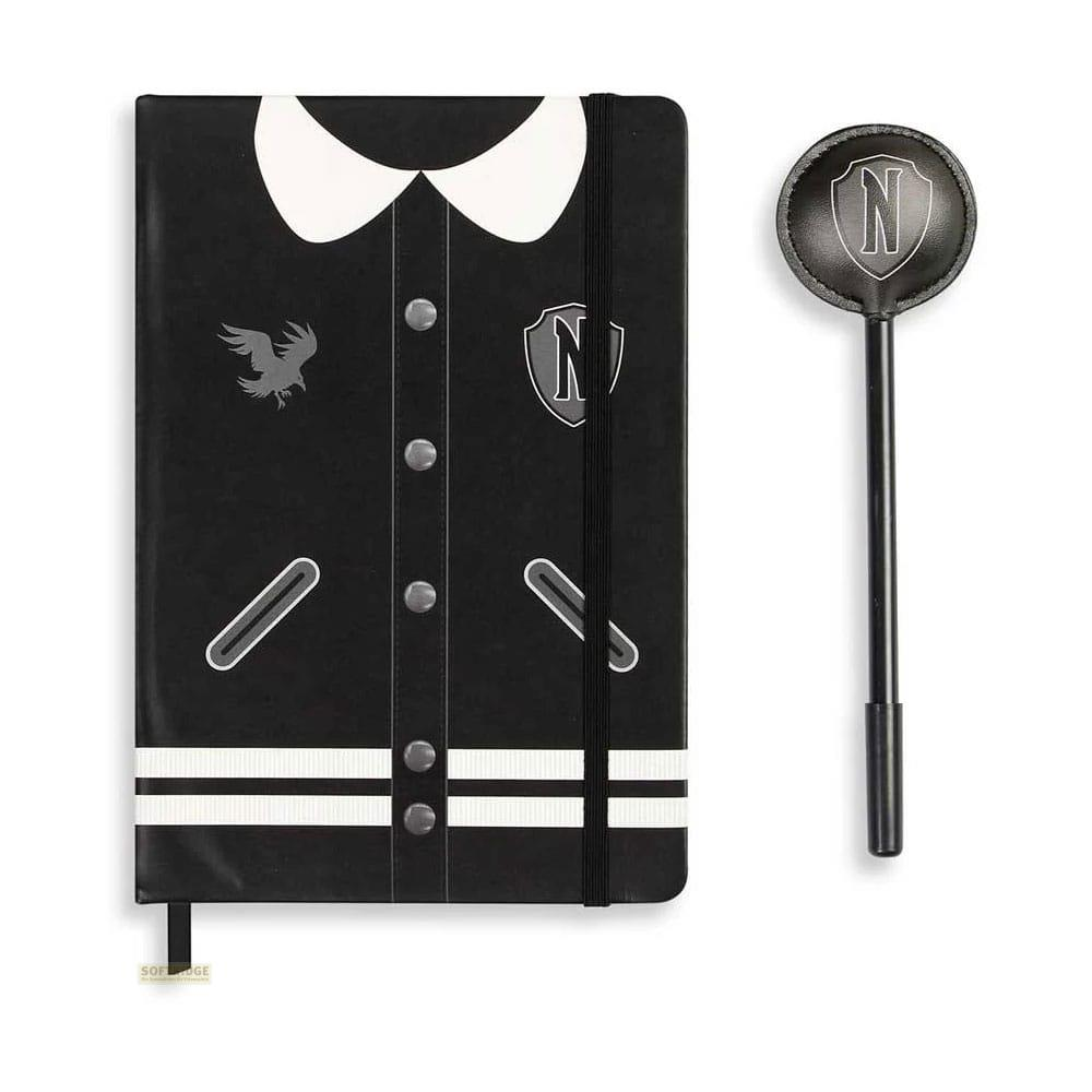 Ein schwarzes Notizbuch mit weißem Kragen und ein runder Anhänger mit Stift.