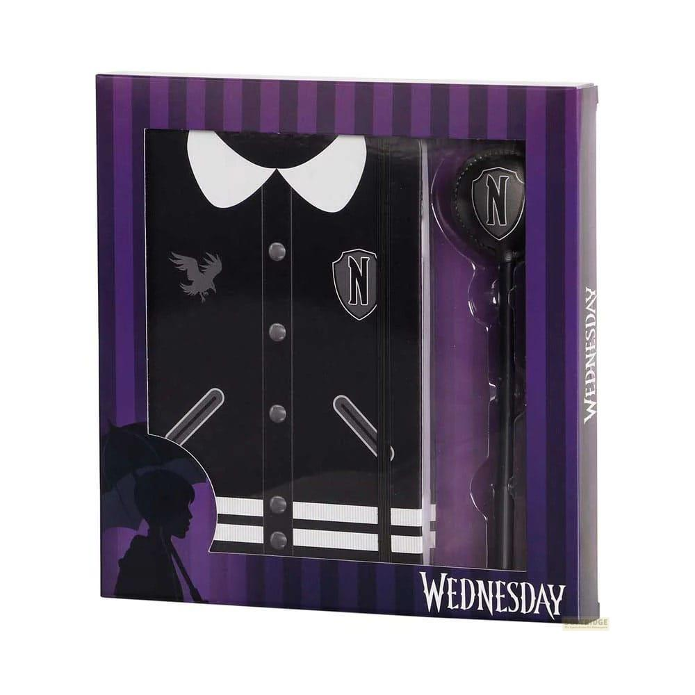 Mittwoch Addams themenbezogene Box mit Jacken-Design, Regenschirm-Silhouette und Zauberstab.