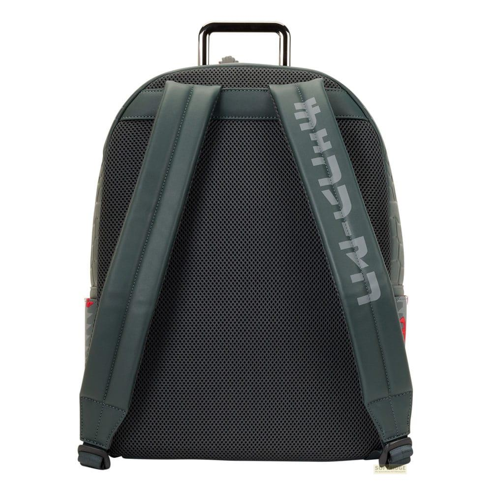 Mochila gris oscuro con espalda de malla y letras en las correas.