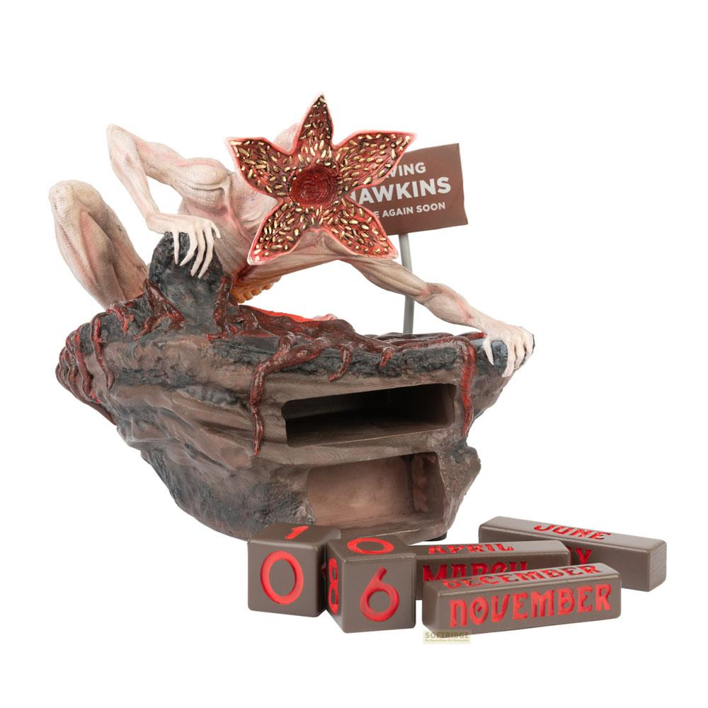 Una figura de Demogorgon con bloques de calendario y un cartel que dice 'Hawkins'