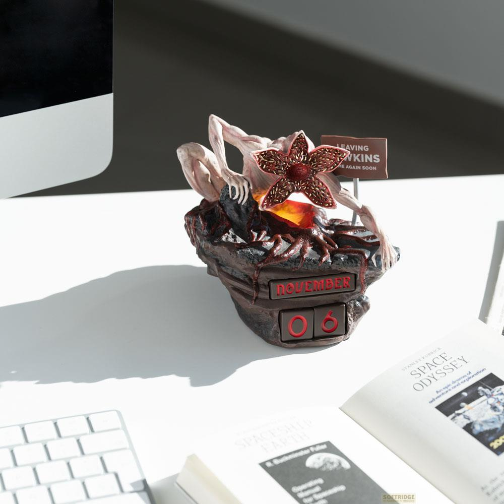 Figura de Demogorgon en un escritorio con un calendario que muestra el 6 de noviembre.