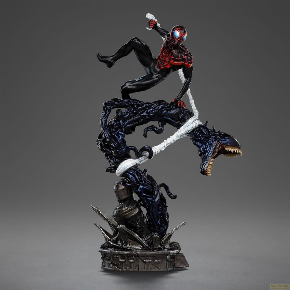 Miles Morales schwingt an einem schwarzen Symbionten, der einen Kopf mit Zähnen hat.