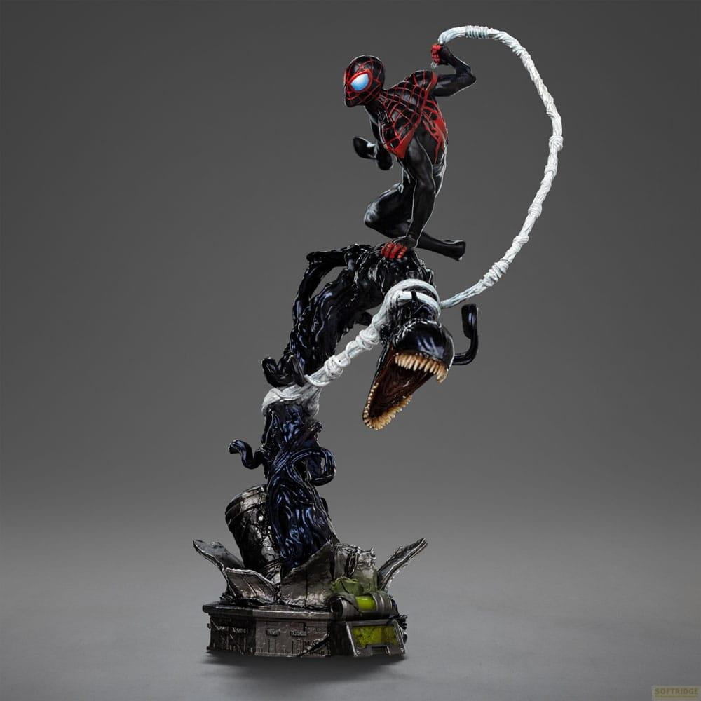 Spider-Man kämpft gegen Venom auf einem zerstörten Sockel.