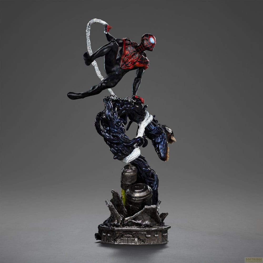 Spider-Man (Miles Morales) schwingt sich mit einem Netz an einer Venom-Figur vorbei.