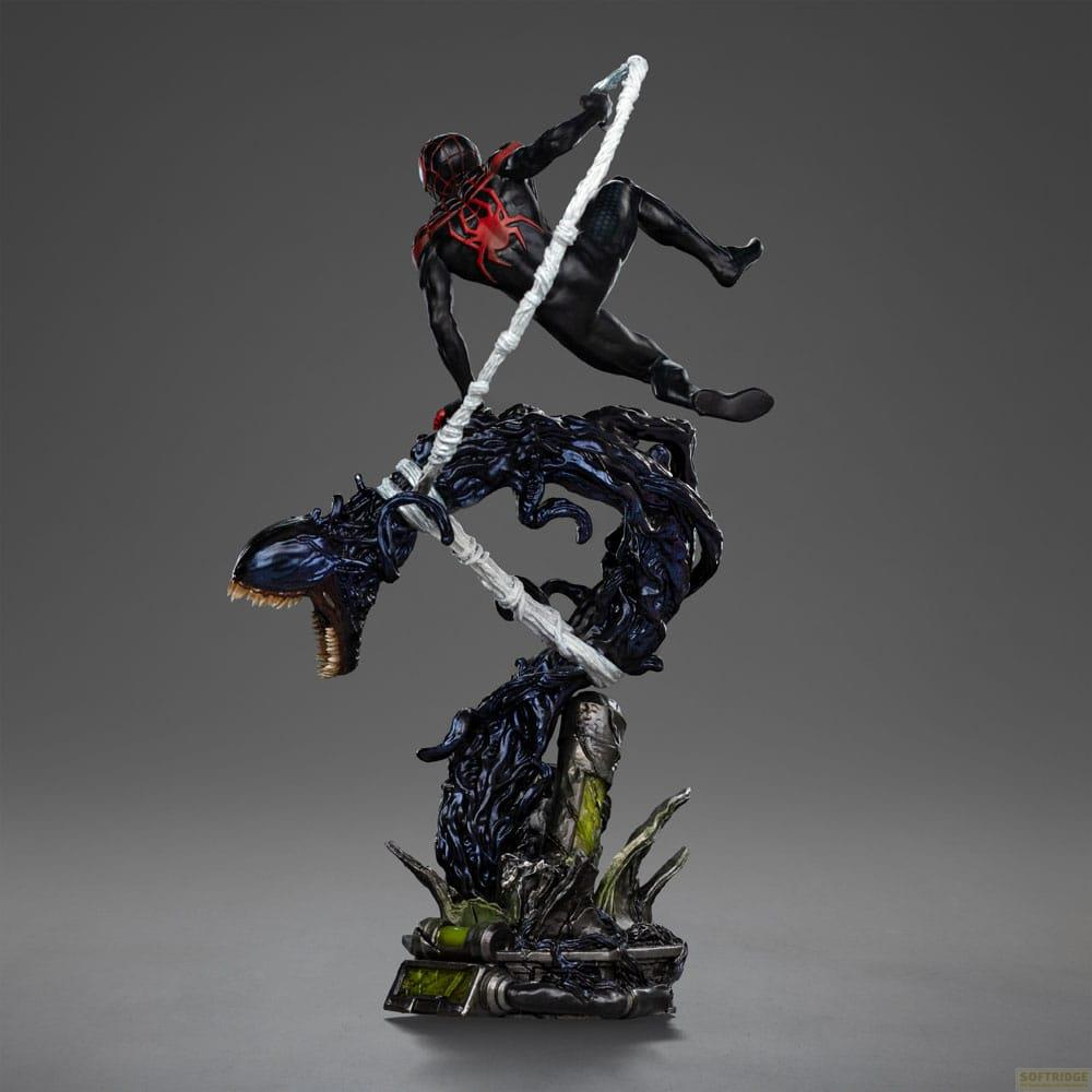 Spider-Man kämpft gegen ein schwarzes Monster mit weißen Netzen.