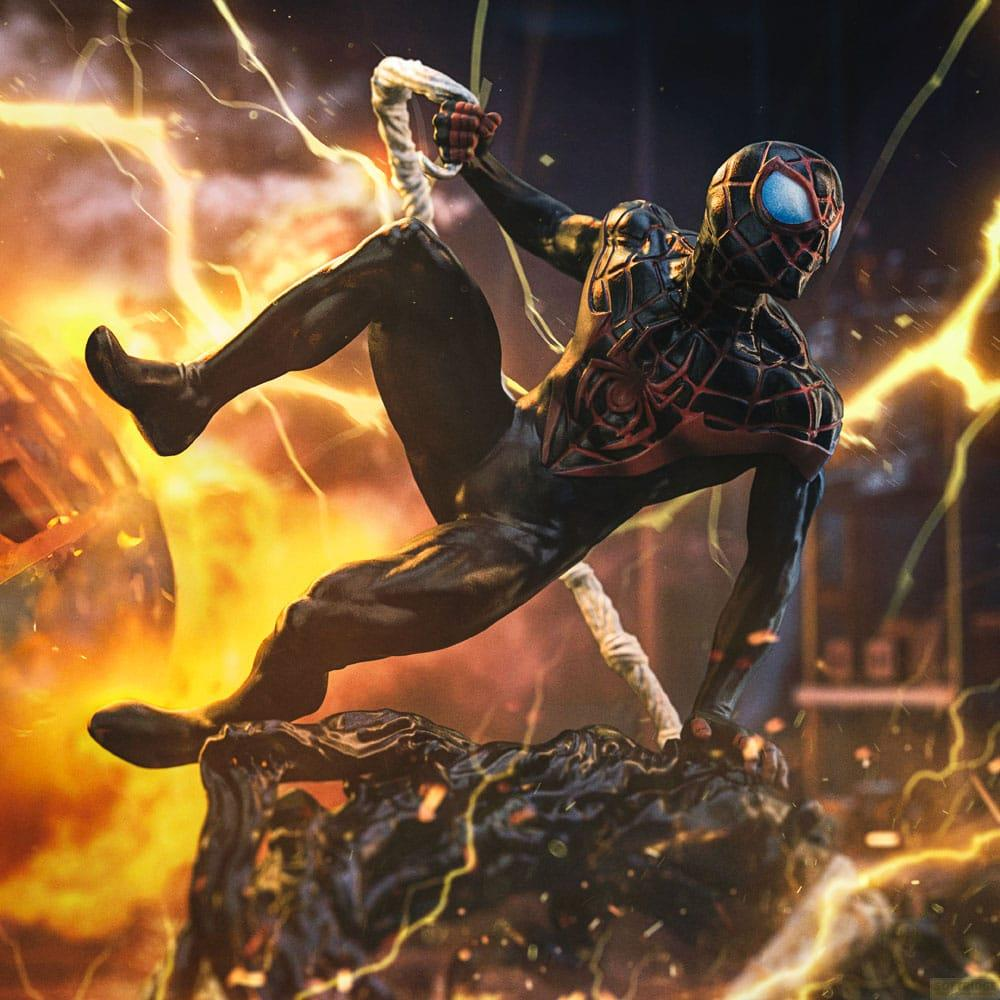 Spider-Man schwingt sich mit einem Netz durch eine Stadt im Feuer und Blitzen.