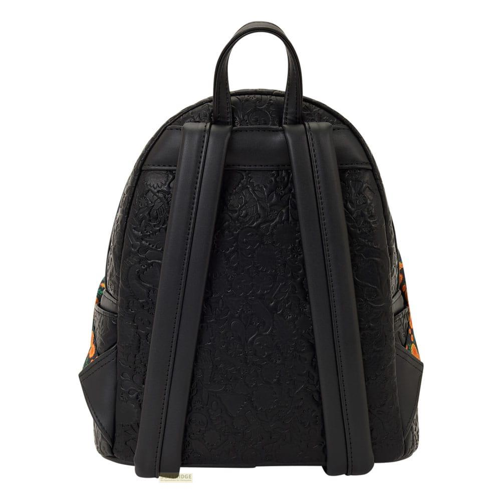 Mochila negra con estampado en relieve y detalles naranjas laterales.