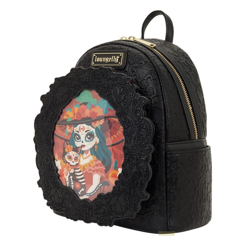Mochila negra con marco ornamentado y un diseño de día de muertos.