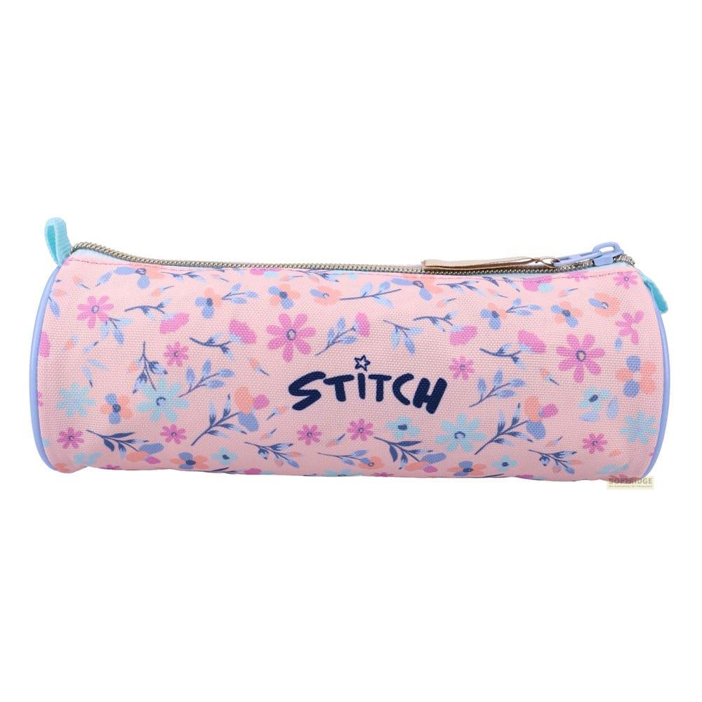 Un estuche rosa con estampado floral y el nombre Stitch.