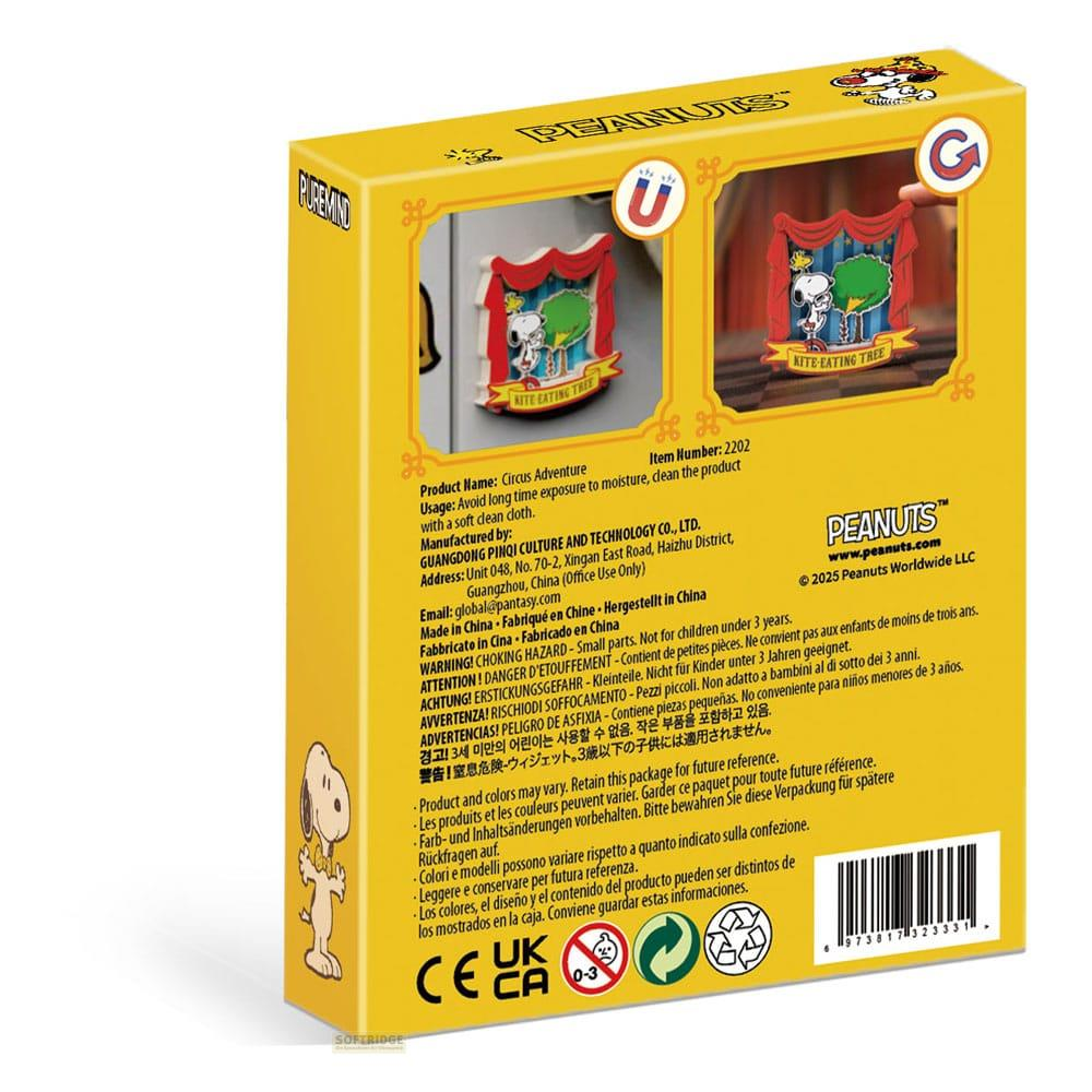 Verpackung mit Snoopy-Motiv, zeigt zwei kleine Anstecker mit Snoopy.