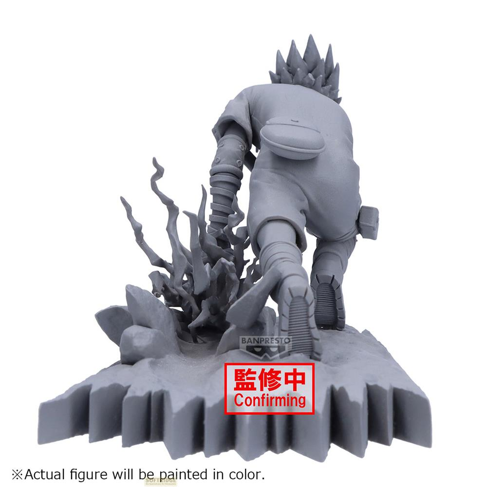 Figura gris de un hombre en movimiento, sobre una base tipo llama. Banpresto.