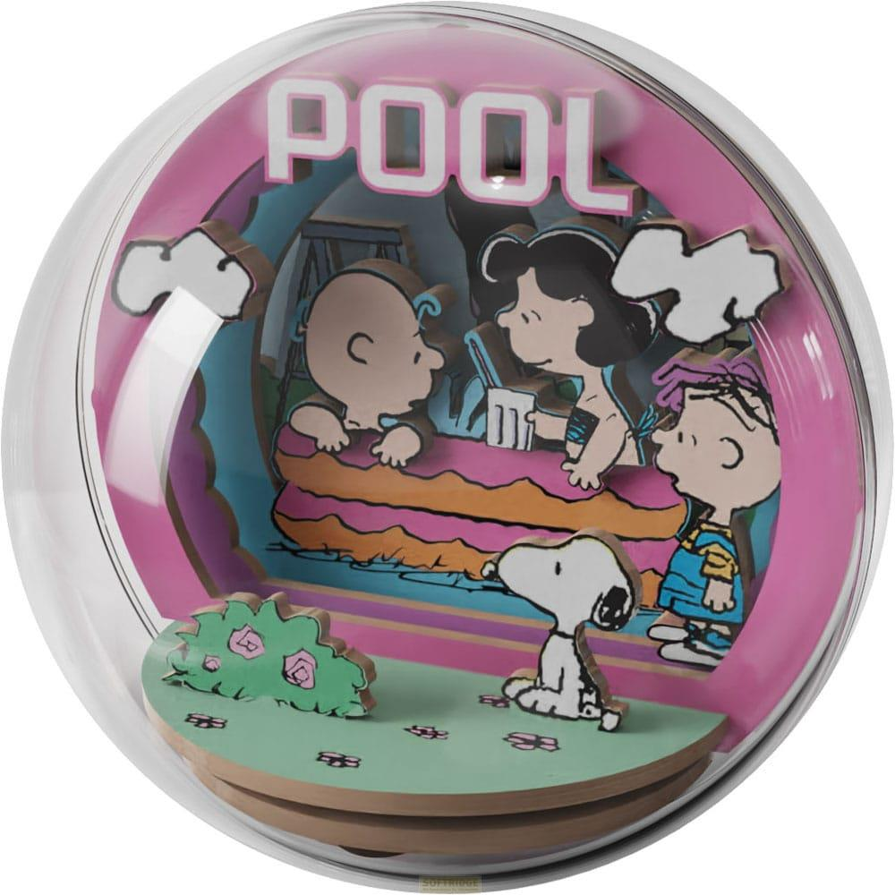 Personnages Peanuts dans un diorama de piscine avec Snoopy et Charlie Brown.