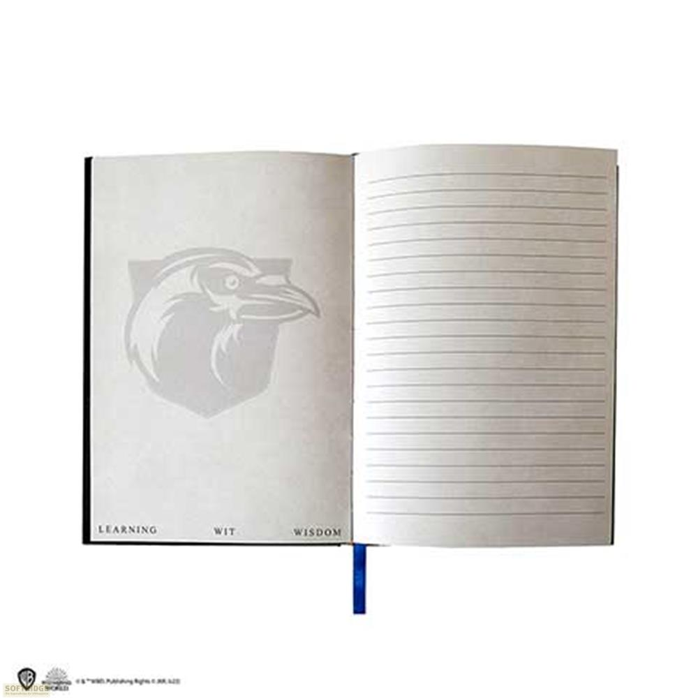 Ein aufgeschlagenes Notizbuch mit einem Raben-Emblem und den Worten 'LEARNING WIT WISDOM'.