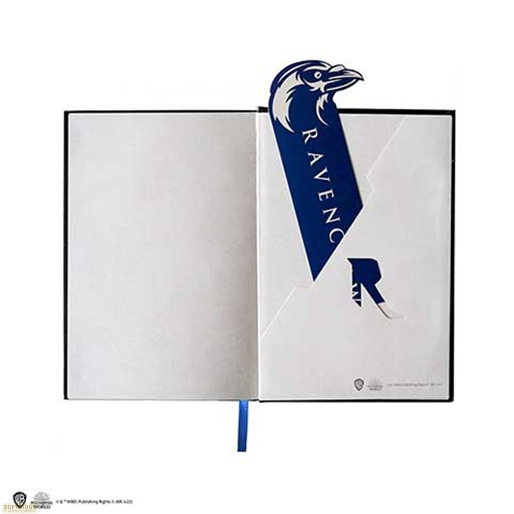 Ein offenes Notizbuch mit einem Raben-Lesezeichen, das 'Ravenclaw' zeigt.