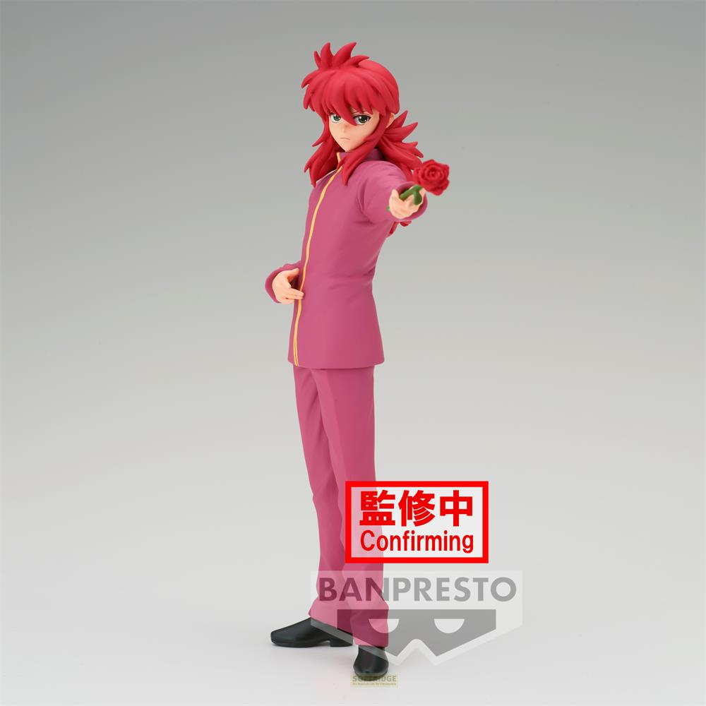Una figura dai capelli rossi tiene una rosa rossa in mano.