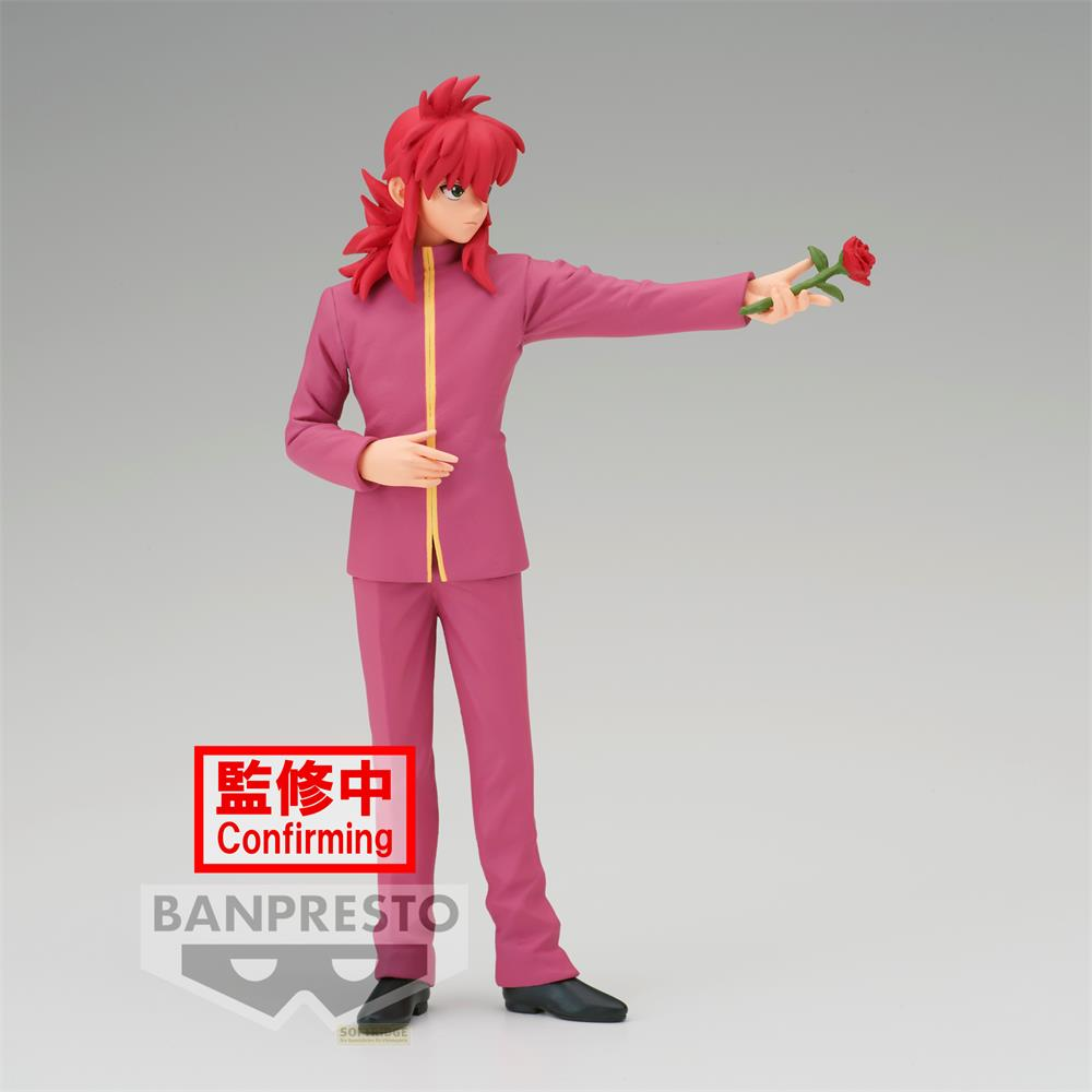 Una figura dai capelli rossi indossa un completo rosa e tiene una rosa rossa.