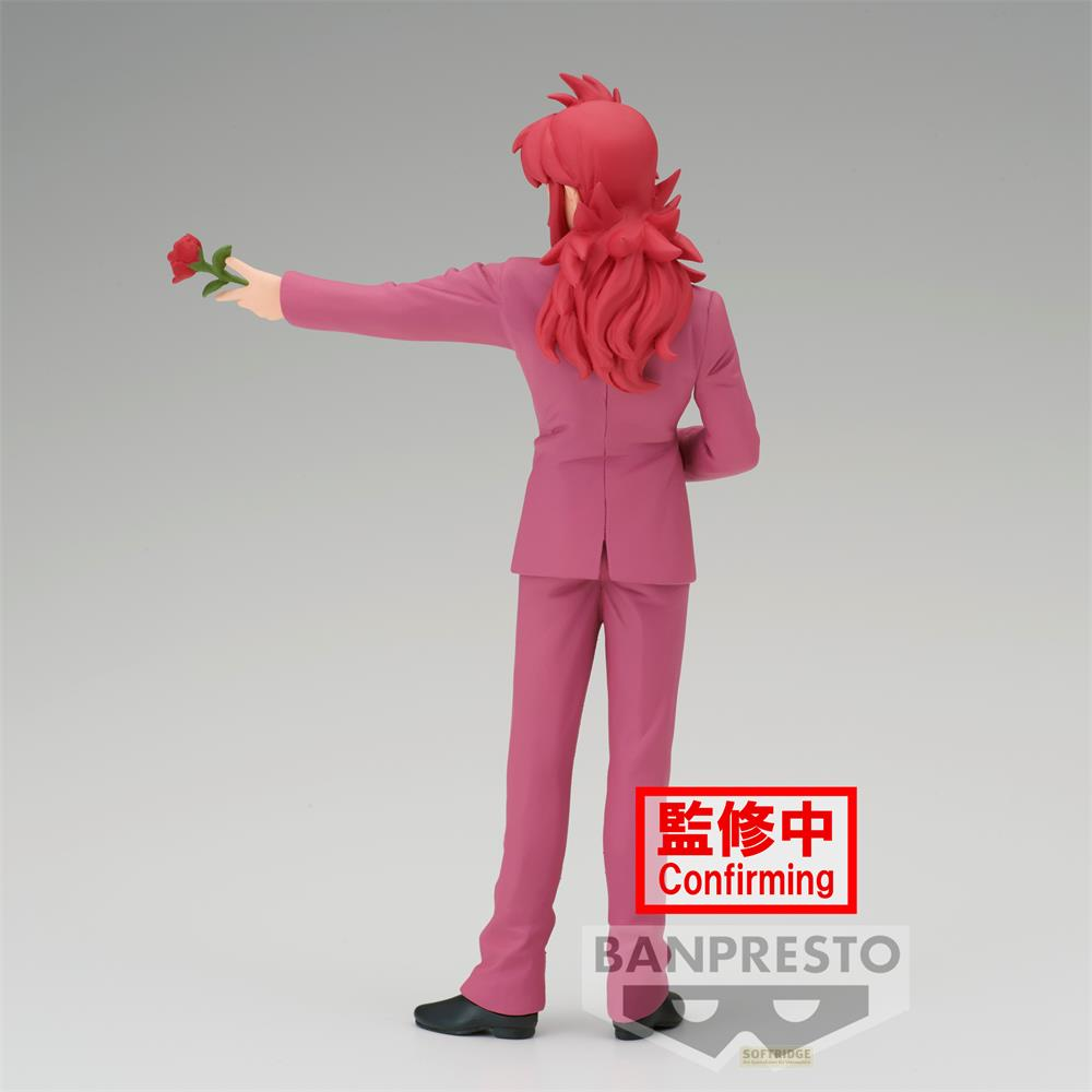 Statua con capelli rossi in abito rosa che tiene una rosa rossa.