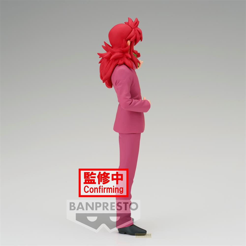 Una figura dai capelli rossi indossa un abito rosa, in piedi su sfondo grigio.