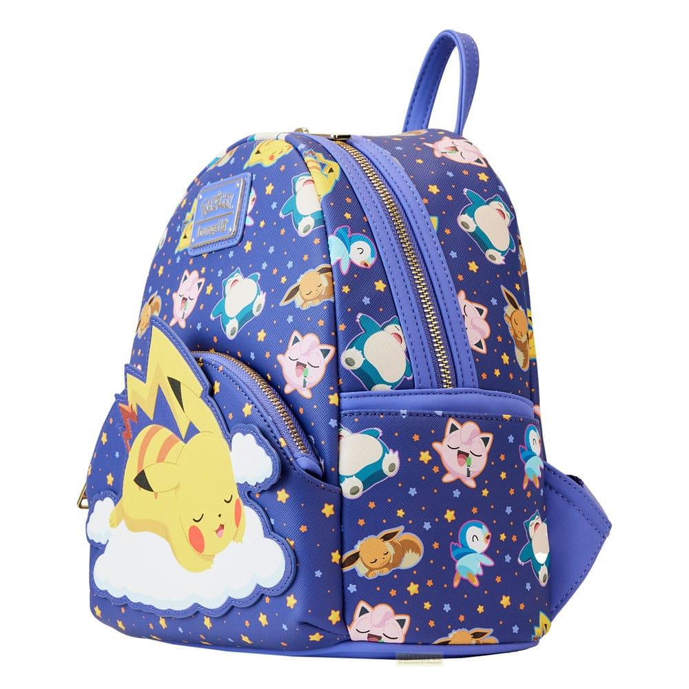 Una mochila morada con estampado de Pokémon, con Pikachu en una nube.