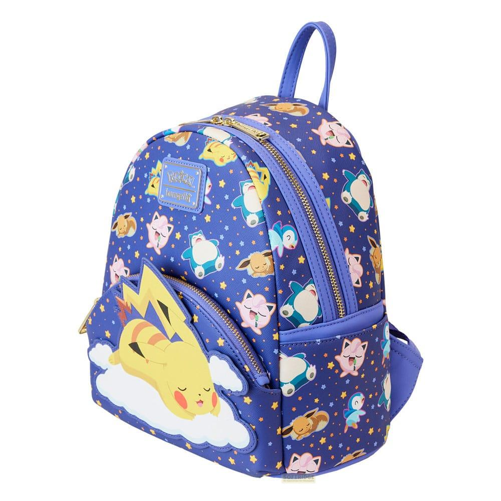 Una mochila morada con un patrón de personajes Pokémon durmiendo y estrellas.