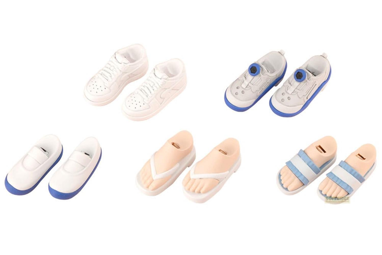 Sechs Paar Miniatur-Schuhe: weiße Sneaker, blau/weiße Sportschuhe, weiße Slip-ons, beige Flip-Flops, blau/weiße Slides.