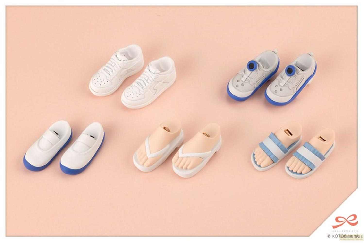 Sechs Paar Miniatur-Schuhe: weiße Sneaker, weiße Schlupfschuhe, beige Flip-Flops und blau/weiße Sandalen.