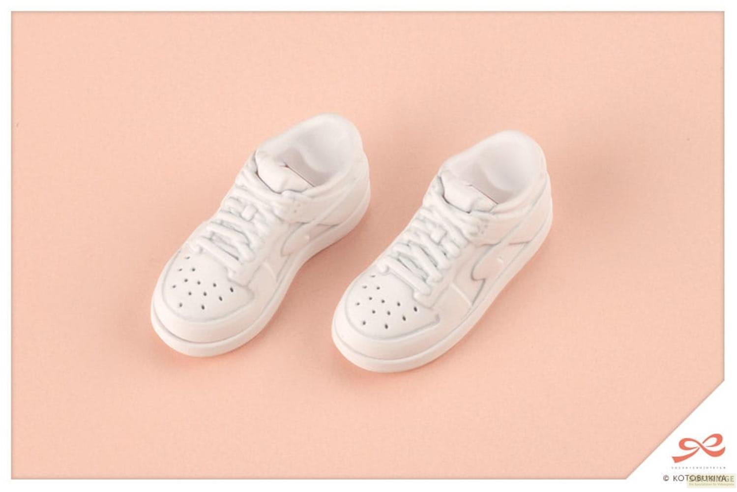 Zwei weiße Sneaker mit Schnürsenkeln auf pastellrosa Hintergrund.