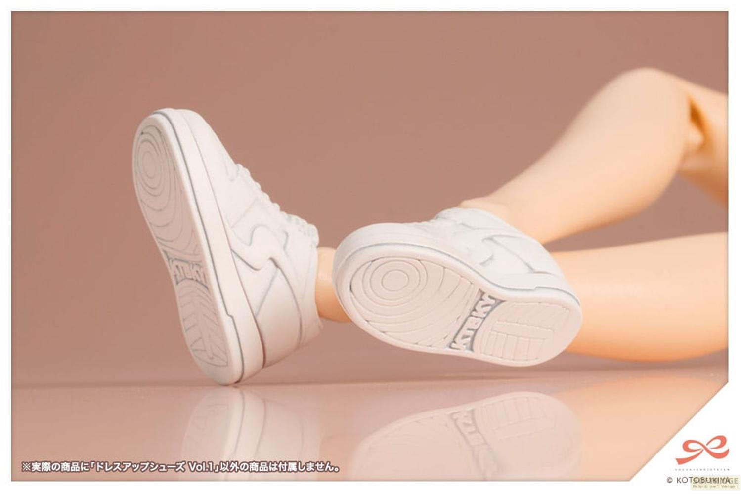 Weiße Sneaker auf einem hellbraunen Hintergrund, Nahaufnahme.