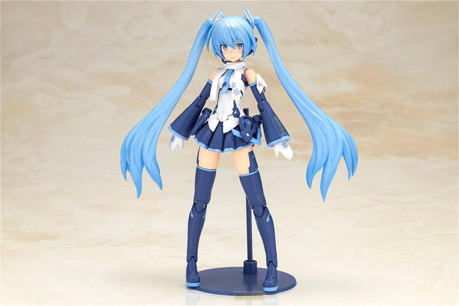 Une figurine d'anime aux cheveux bleu clair, tenue bleue et accents blancs.