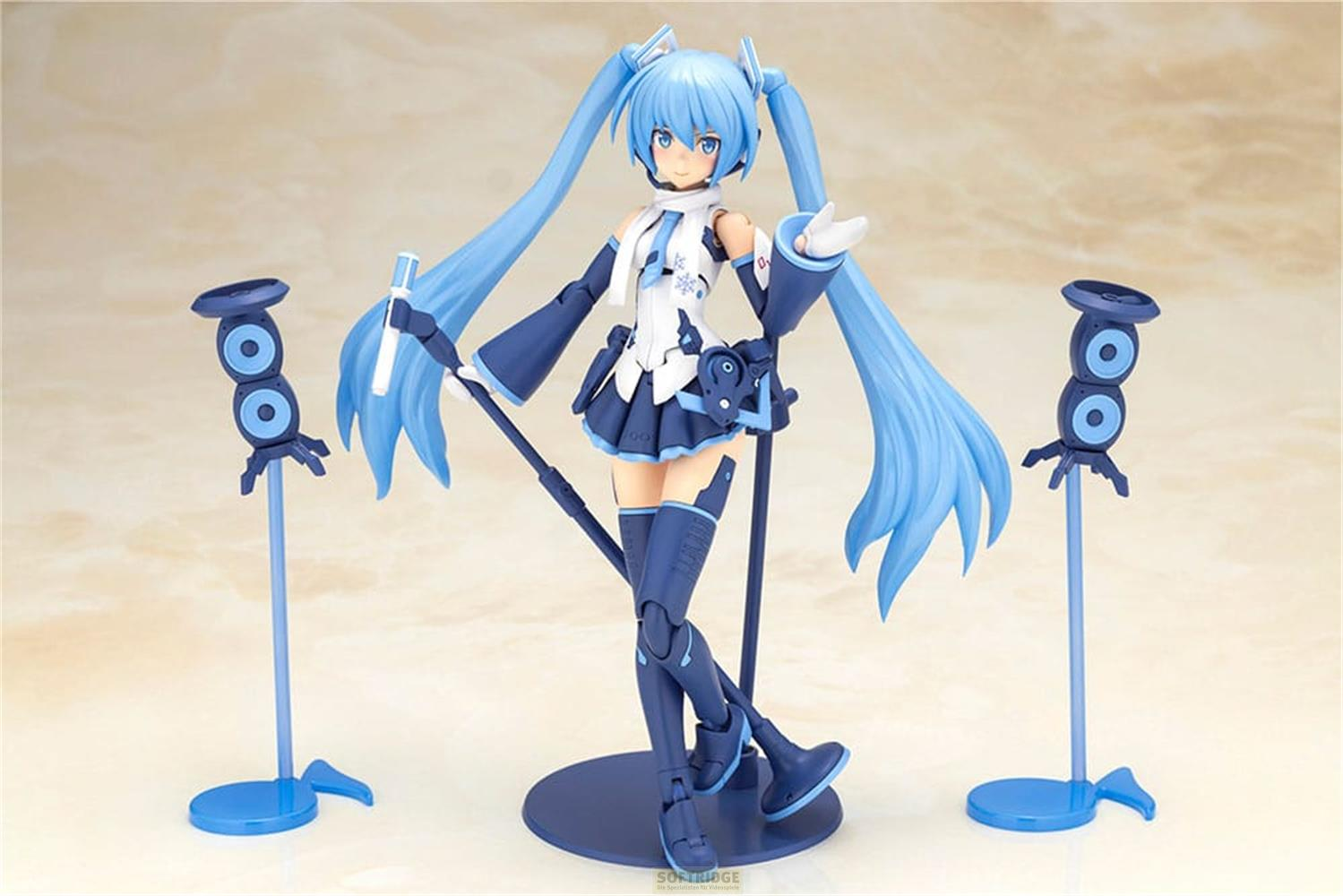 Une figurine Miku aux cheveux bleus avec un micro, flanquée de deux haut-parleurs.