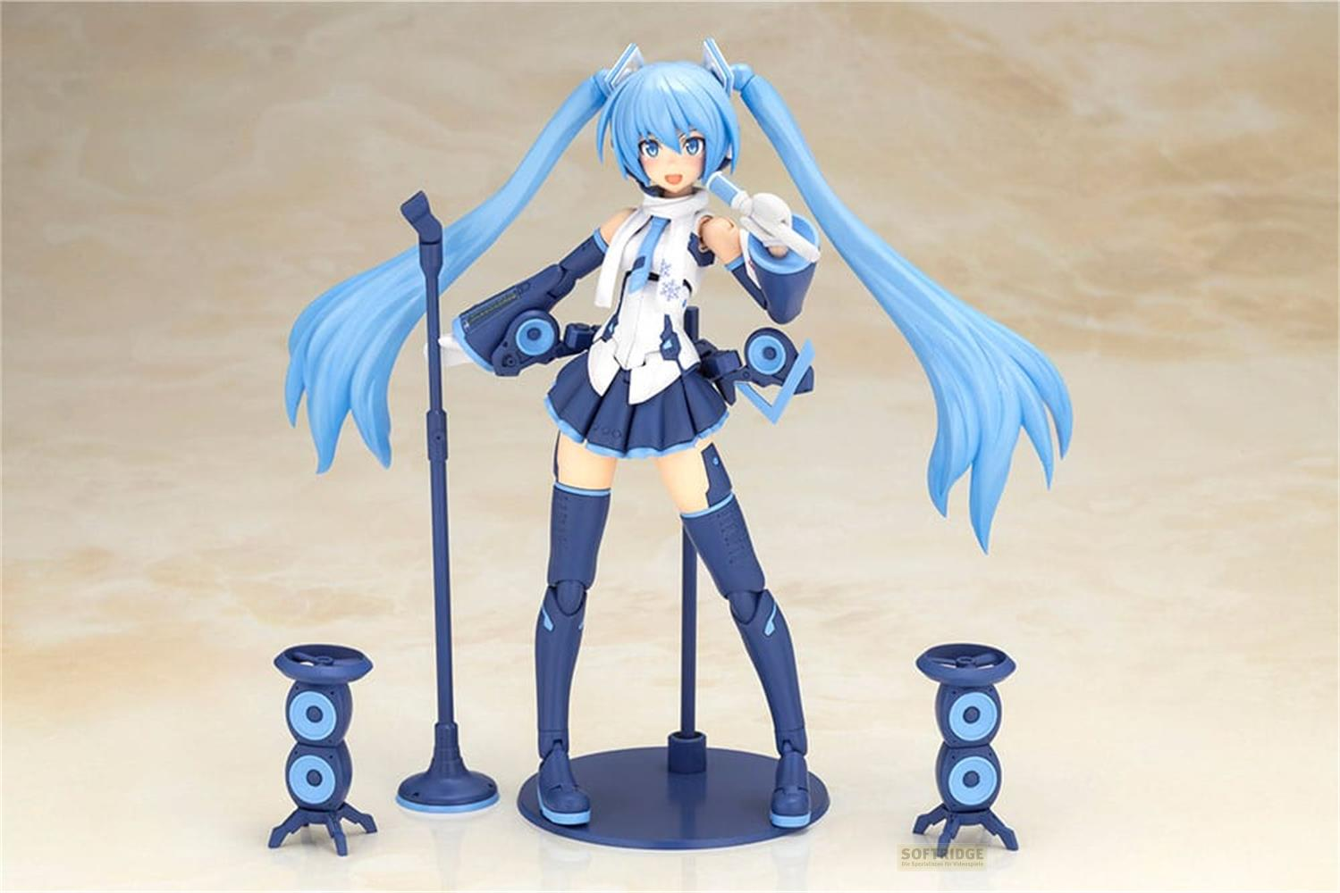 Une figurine d'anime bleue tenant un micro, avec des haut-parleurs, sur fond clair.